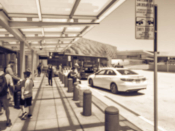 ヴィンテージは、空港の到着ターミナルでのピックアップを待っている人々 をぼやけています。ピックアップ、空港で乗客を降ろしたコンセプト - 写真・画像