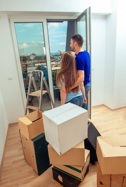 Preciosa pareja casada disfrutando en la vista de su nuevo apartamento
 - Foto, Imagen