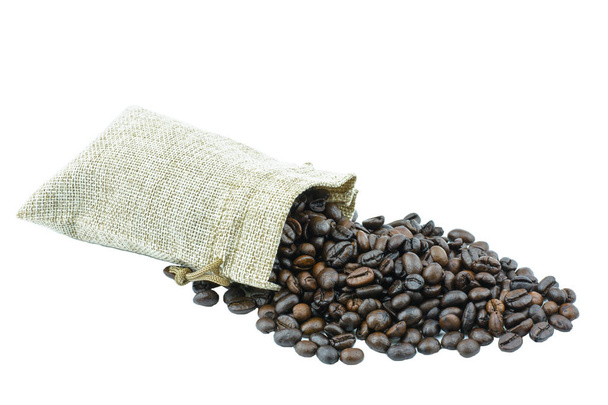 dunkle Kaffeebohnen in kleinem Sack auf weißem Hintergrund. - Foto, Bild