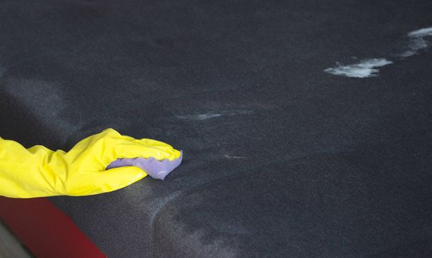 girl in yellow gloves cleans the sofa, close-up - Foto, Imagem