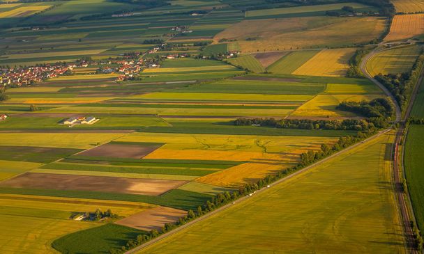Blick aus dem Flugzeugfenster auf Felder in Mitteleuropa. - Foto, Bild