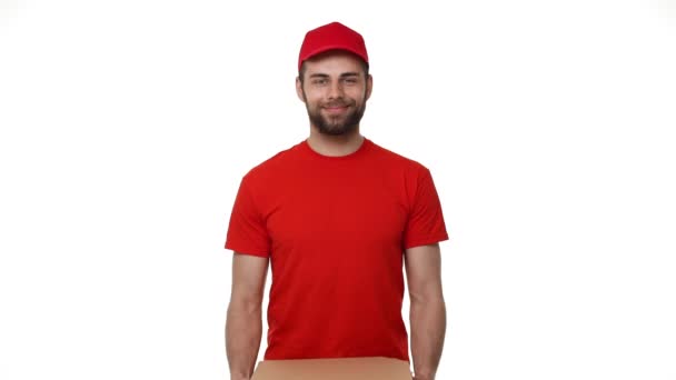Bezorger in een rood uniform een stapel pizzadozen maken van een levering aan huis, zoals gezien door een spyhole te houden. Geschoten met een fisheye-lens. - Video