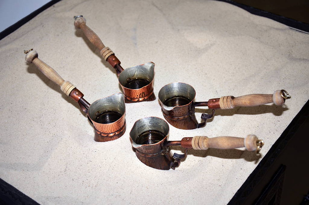 Zár-megjelöl kilátás-török kávét készített forró arany homok. Kávé készítmény fogalmát. Szelektív összpontosít. - Fotó, kép