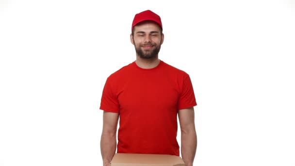 Livreur dans un uniforme rouge tenant une pile de boîtes à pizza faire une livraison à domicile comme on le voit à travers un trou d'espion. Tourné avec une lentille fisheye
. - Séquence, vidéo