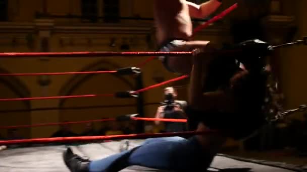 Pro Wrestling Match: Wrestler Hits Running Knee Attack to Face - Séquence, vidéo