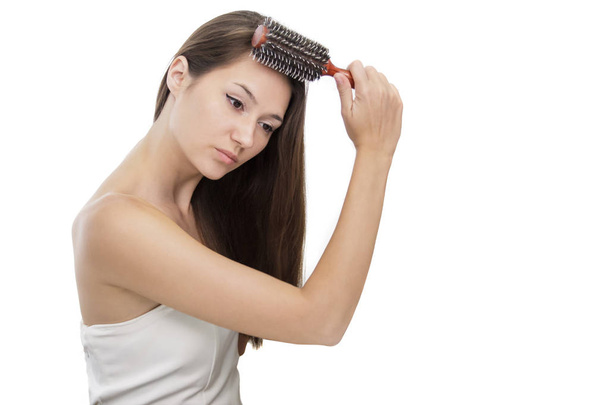 beautiful girl brushing her long hair - Foto, immagini