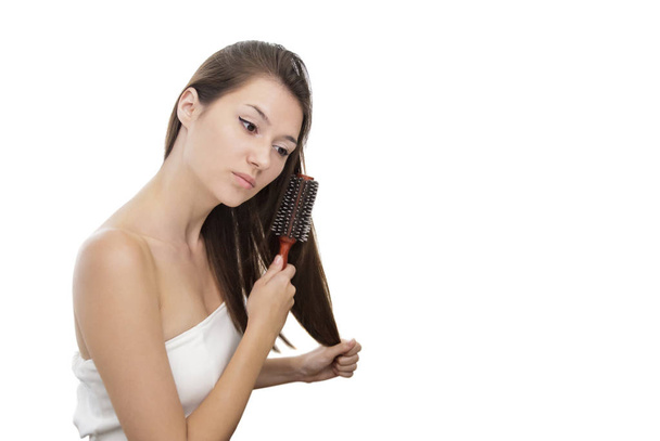 beautiful girl brushing her long hair - Zdjęcie, obraz