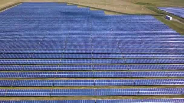 Ilmakuva aurinkopaneelit Farm (aurinkokenno) auringonvalolla. Drone lento lentää aurinkopaneelien kentän yli uusiutuvan vihreän vaihtoehtoisen energian käsite
. - Materiaali, video