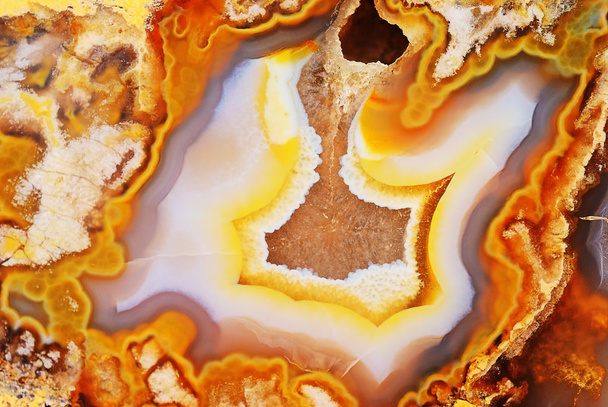 natürlicher brauner Achat mit Kristallen - Foto, Bild