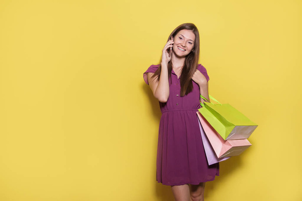 bella ragazza casual con shopping bag parlando sul cellulare
 - Foto, immagini