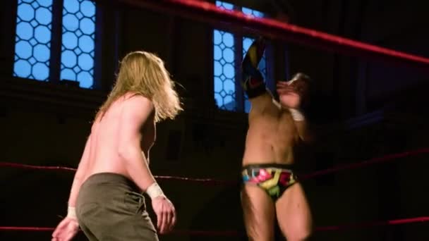 Pro Wrestling Match (Slow Motion): Wrestler hits Jumping Dropkick - Materiaali, video