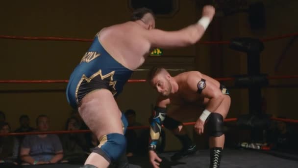 Pro Wrestling Match (Slow Motion): Strikes / Punches to Back - Felvétel, videó