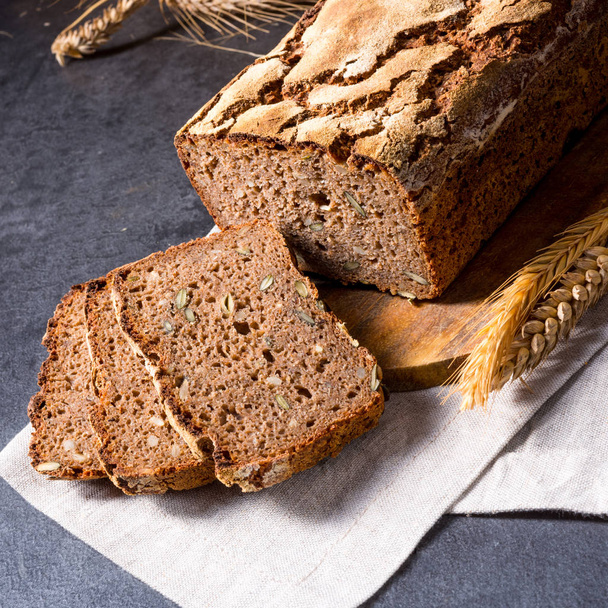 delicious and healthy home-made wholegrain bread with honey - Valokuva, kuva
