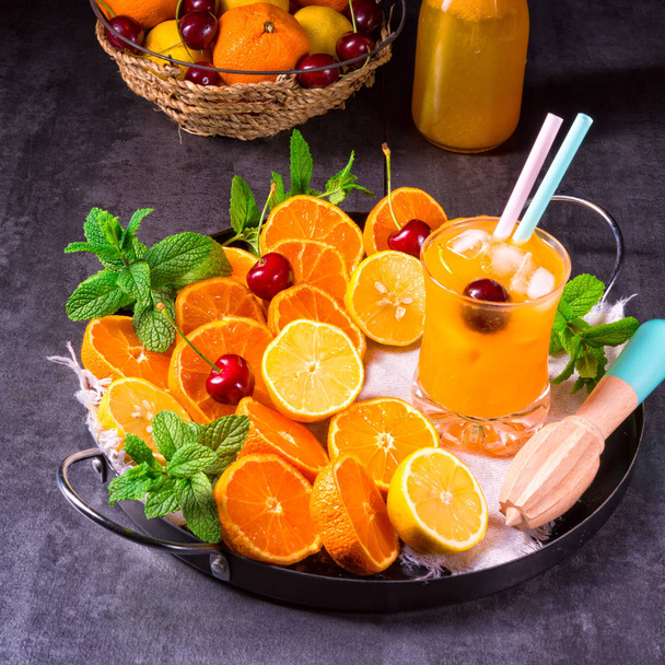 freshly squeezed orange juice with ice in glass - 写真・画像