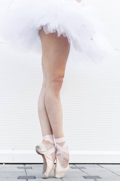 Close up of ballerina's legs, standing in pointe shoes. - Foto, immagini