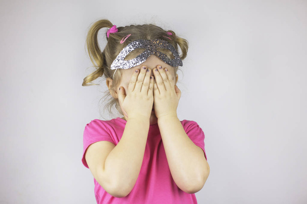 Girl covered her face with her hands - Foto, Imagen