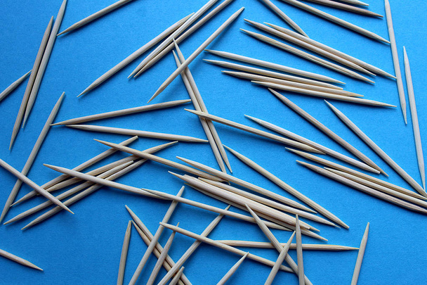 wooden sharp toothpicks scattered on the table - Фото, зображення