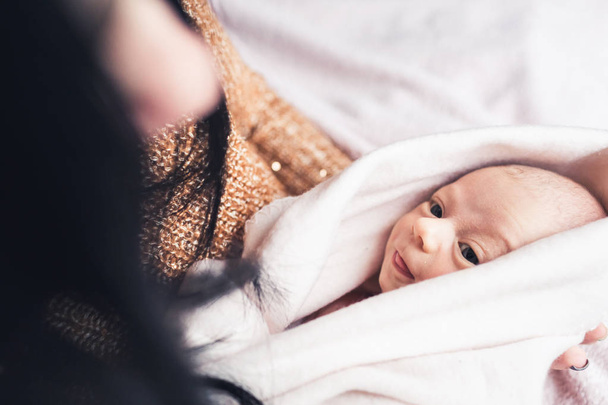 Neugeborenes Baby in Decke gewickelt und seine Mutter - Foto, Bild