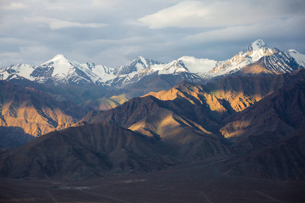 A indiai Himalája hegyei. - Fotó, kép