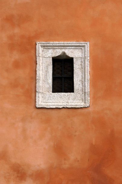 Рим (Италия). Небольшое окно на внешней стороне базилики Сан-Пьетро в Винколи в городе Рим
 - Фото, изображение