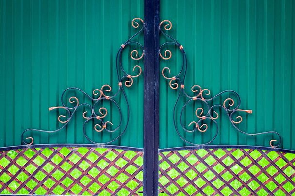 portões de ferro forjado, forjamento ornamental, elementos forjados close-up. - Foto, Imagem