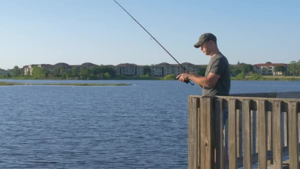 Pescador moldado haste de pesca no lago ou água do rio
. - Filmagem, Vídeo