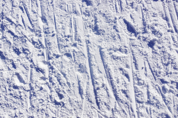 Fond hivernal avec traces de skis sur des montagnes enneigées
 - Photo, image