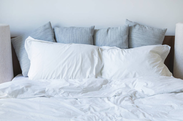 A lot of pillows on the bed - 写真・画像