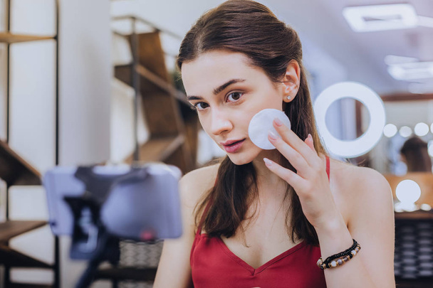Beautiful professional makeup artist filming master class - Fotografie, Obrázek