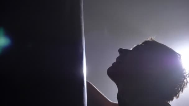 Moe kickbokser afwerking van zijn opleiding en weggaat, rook en heldere verlichting - Video