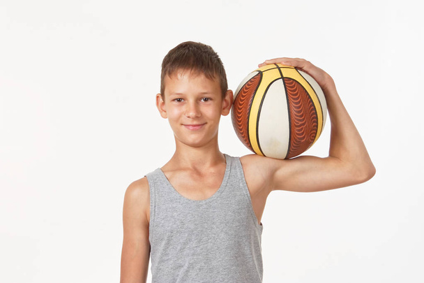 teenager s basketbal na bílém pozadí - Fotografie, Obrázek