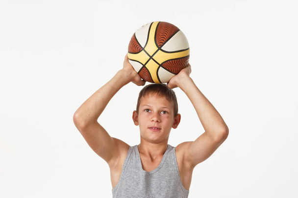 Teenager mit Basketball auf weißem Hintergrund - Foto, Bild