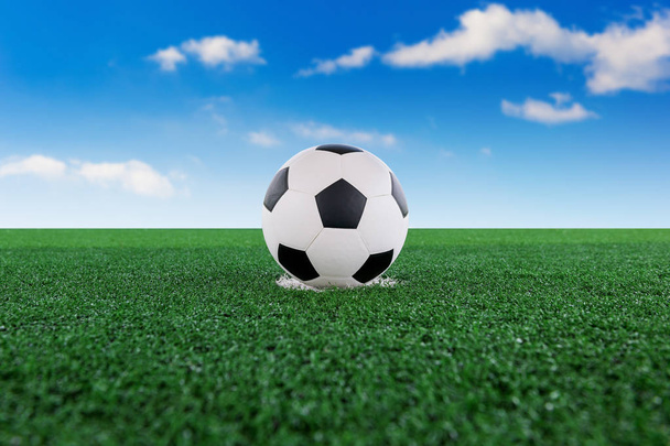 サッカー ボールは、サッカー場。フットボールのコンセプト. - 写真・画像