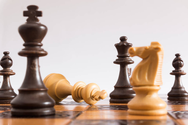 Σκάκι φωτογραφημένο σε σκακιέρα - Φωτογραφία, εικόνα