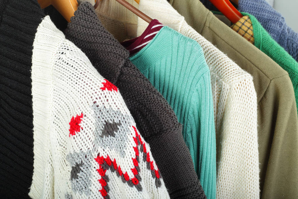 Oblečení, obuv a doplňky - oblečení ženy svetr visí na ramínku - Fotografie, Obrázek