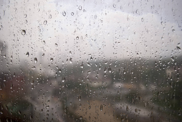 damla su yağmur gün boyunca pencere camına - Fotoğraf, Görsel