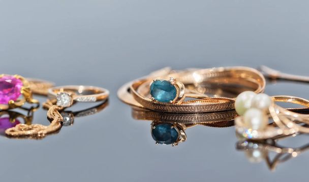 Orecchini in oro con smeraldi a forma di cuore e anelli in oro
 - Foto, immagini