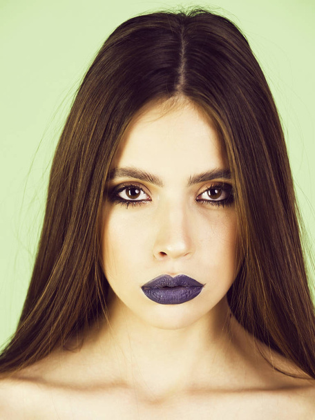 fashion beauty girl with black make up and long hair - Foto, afbeelding