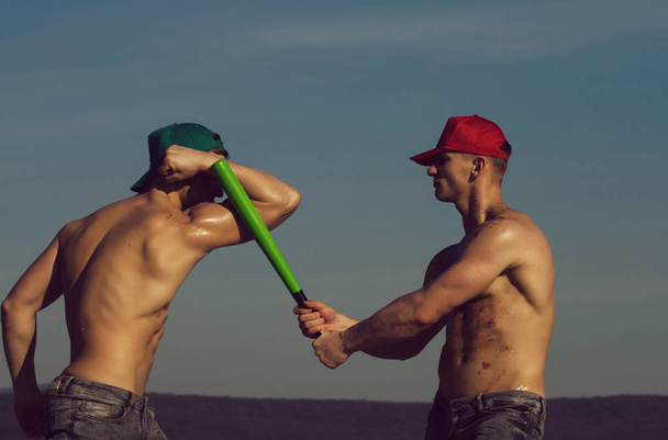 Erkekler, yeşil sopası ile beyzbol oyuncusu - Fotoğraf, Görsel
