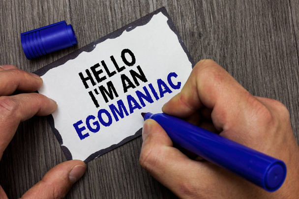 A kézírás szöveg Hello, én vagyok egy Egomaniac. Fogalom jelentése önző egocentrikus nárcisztikus Self-centered Ego szürke fából készült fedélzet kezét tartsa fekete marker írva fekete bélelt Öntapadó jegyzet - Fotó, kép