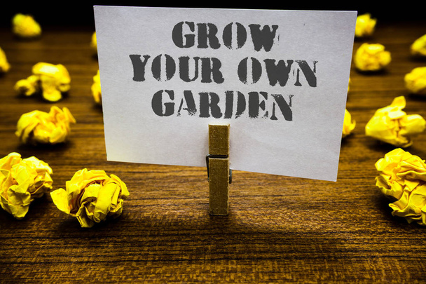 Κείμενο πινακίδα που δείχνει μεγαλώνουν δικό κήπο σας. Εννοιολογική φωτογραφία οργανική κηπουρική συλλέγουν προσωπικά λαχανικά φρούτα συνδετήρα λαβή λευκή σελίδα με γκρι κείμενο που θολή κίτρινο lob ξυλώδη πάτωμα - Φωτογραφία, εικόνα