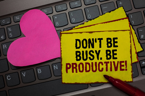 Пишу записку, показывающую "Не будь занят". Будьте продуктивны. Работать эффективно Организовать свое расписание время красный граничит желтый письменный бумажный щипок с любовью на клавиатуре компьютера
 - Фото, изображение