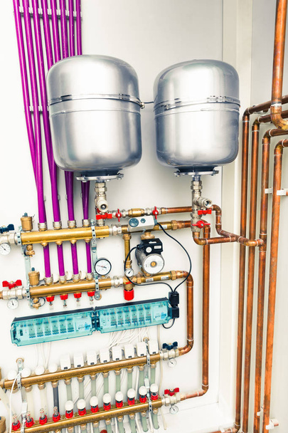 sistema de calefacción independiente en la sala de calderas
 - Foto, Imagen