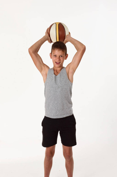 подросток с баскетбольным мячом на белом фоне
 - Фото, изображение