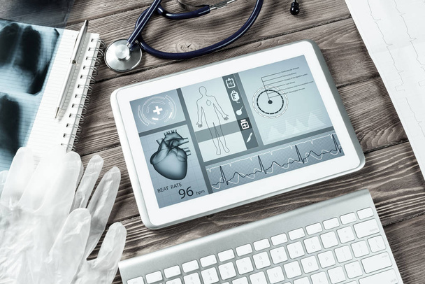 Tableta blanca PC y herramientas médicas en mesa de madera - Foto, imagen