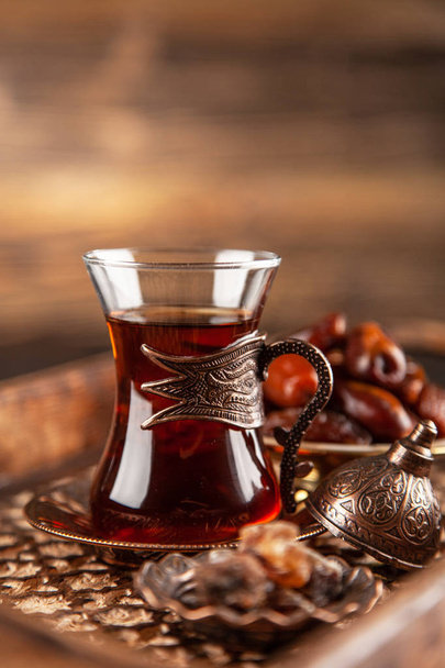グラスの中のトルコの紅茶 - 写真・画像