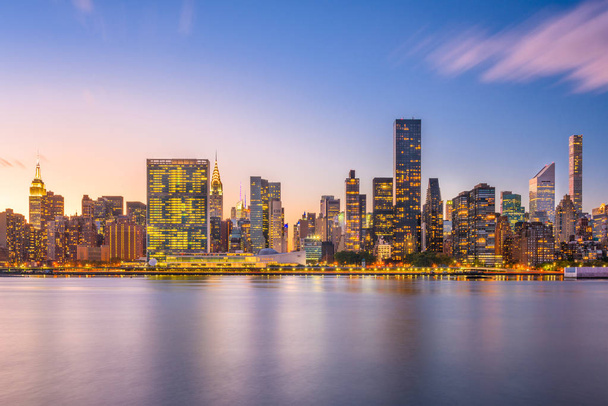 Nowy Jork, Nowy Jork, Usa panoramę midtown przez East River o zmierzchu. - Zdjęcie, obraz