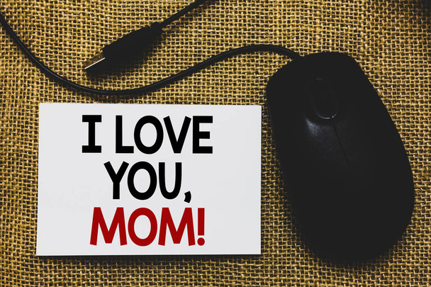 Пишу записку, показывающую "Я люблю тебя, мама". Деловое фото, демонстрирующее любовное послание эмоциональное чувство привязанность теплое заявление Традиционная мышь рядом с белой страницей с письменными словами
 - Фото, изображение