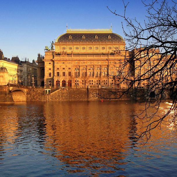 Teatro Nacional de Praga, Vltava
 - Foto, imagen