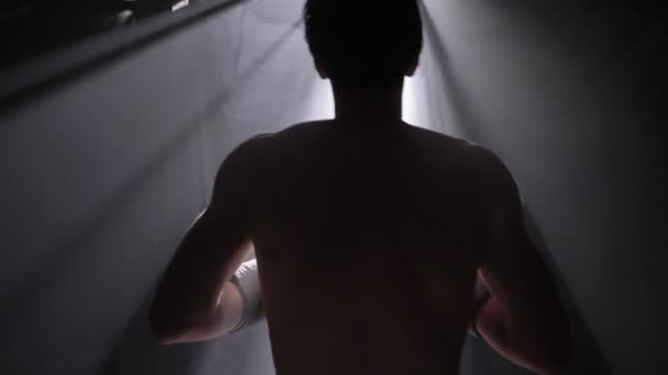 Topless bokser czeka w ciemnym pokoju i będzie pierścień do wielkie walki - Materiał filmowy, wideo